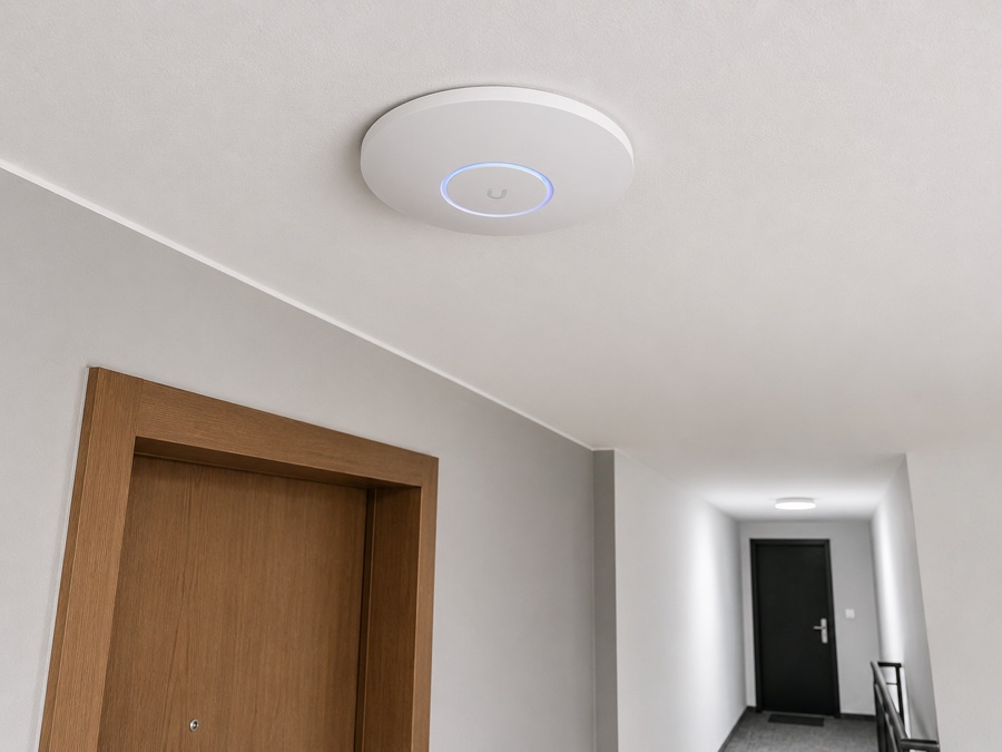 UniFi Access Point montiert im Hausflur