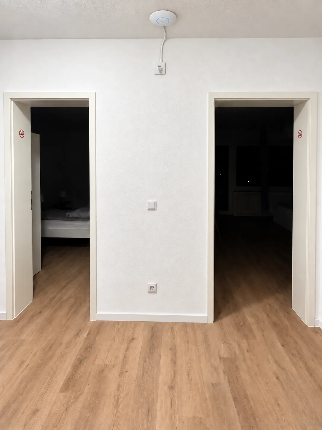 Visualisierung: Access Point an der Flurdecke, kurzes Patchkabel zur Netzwerkdose