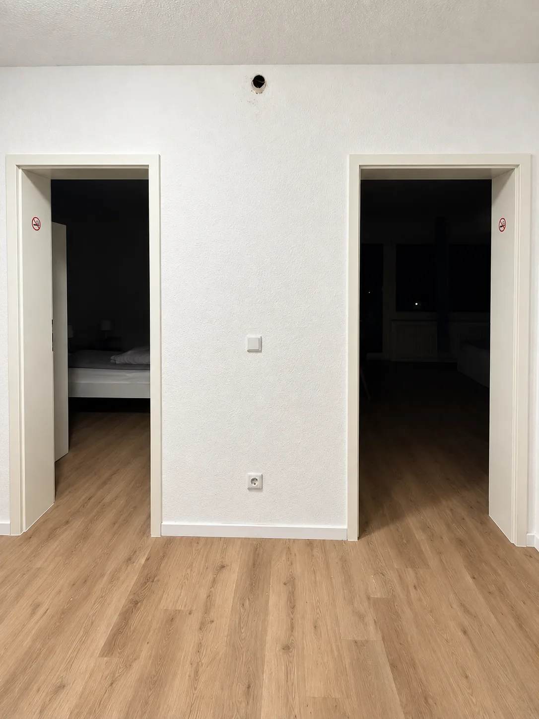 Flur einer Wohnung vor der Montage, offene Wanddurchführung über den Türen