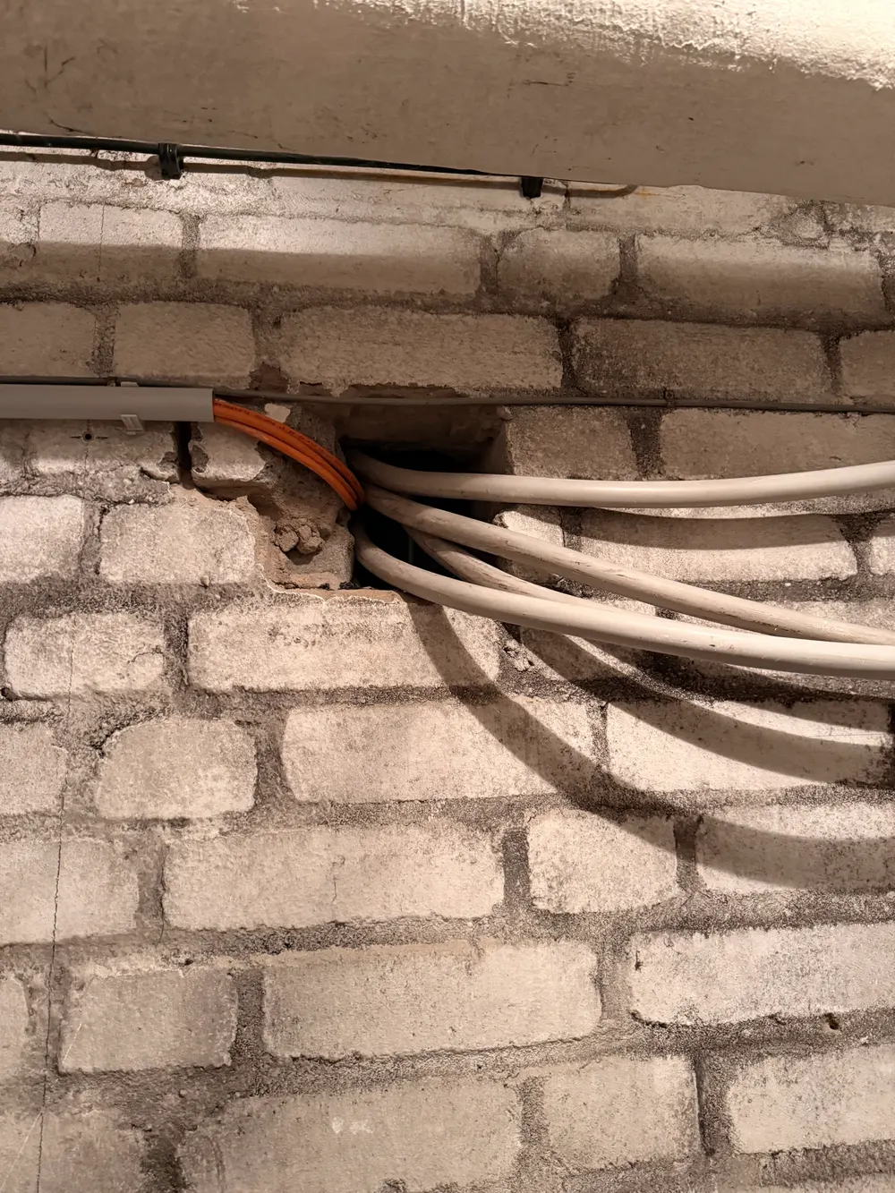 Netzwerkkabel durch die Bestandswand im Wohnhaus 30